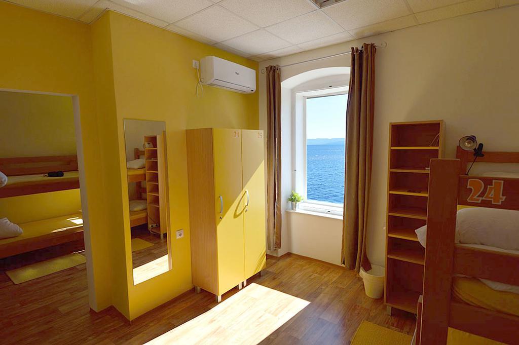 Bett im gemischten Schlafsaal mit 10 Betten mit Meerblick