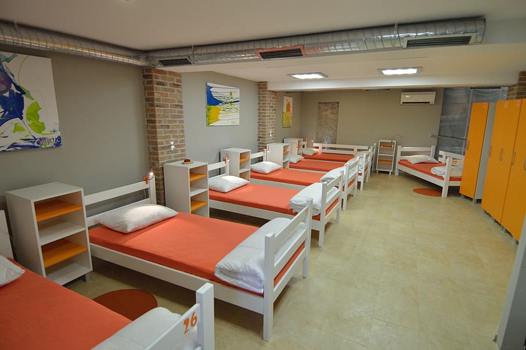 Einzelbett im Frauenschlafsaal